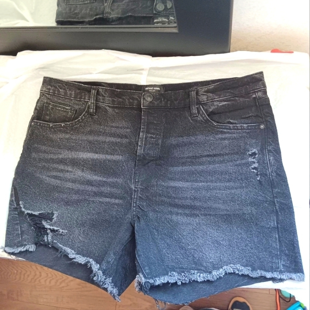 NWOT Earnest sewn new york, dorothy denim Black shorts, mid-rise, distressed 33. - Picture 1 of 14